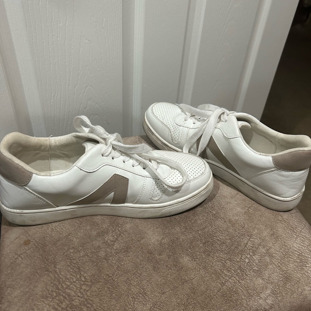Women’s white and tan tennis shoes